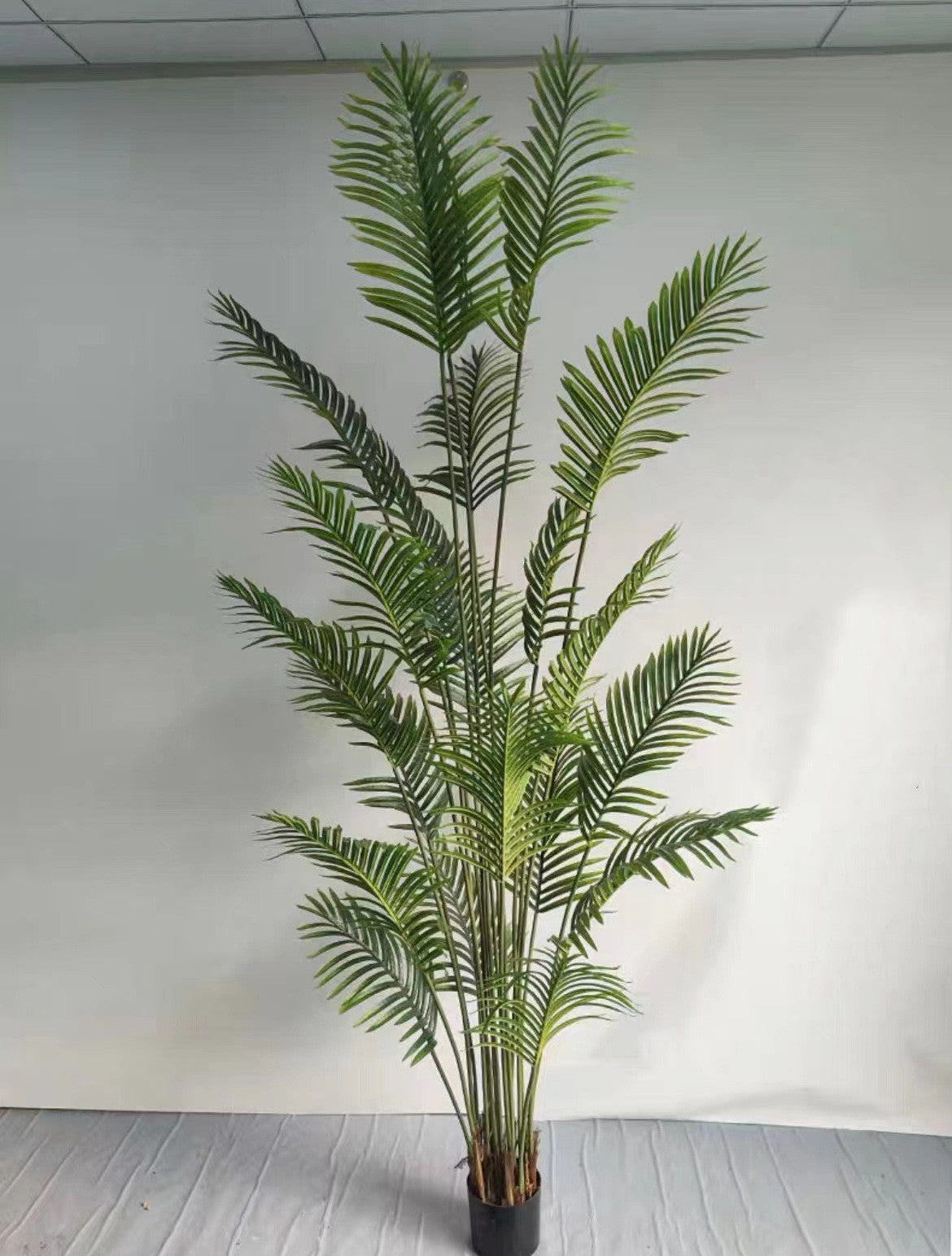 Имитация раскидистого подсолнуха в горшке с зеленым растением