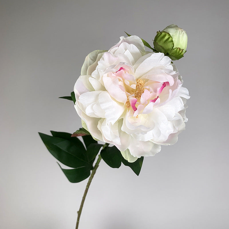 Имитация цветка пиона в гостиной