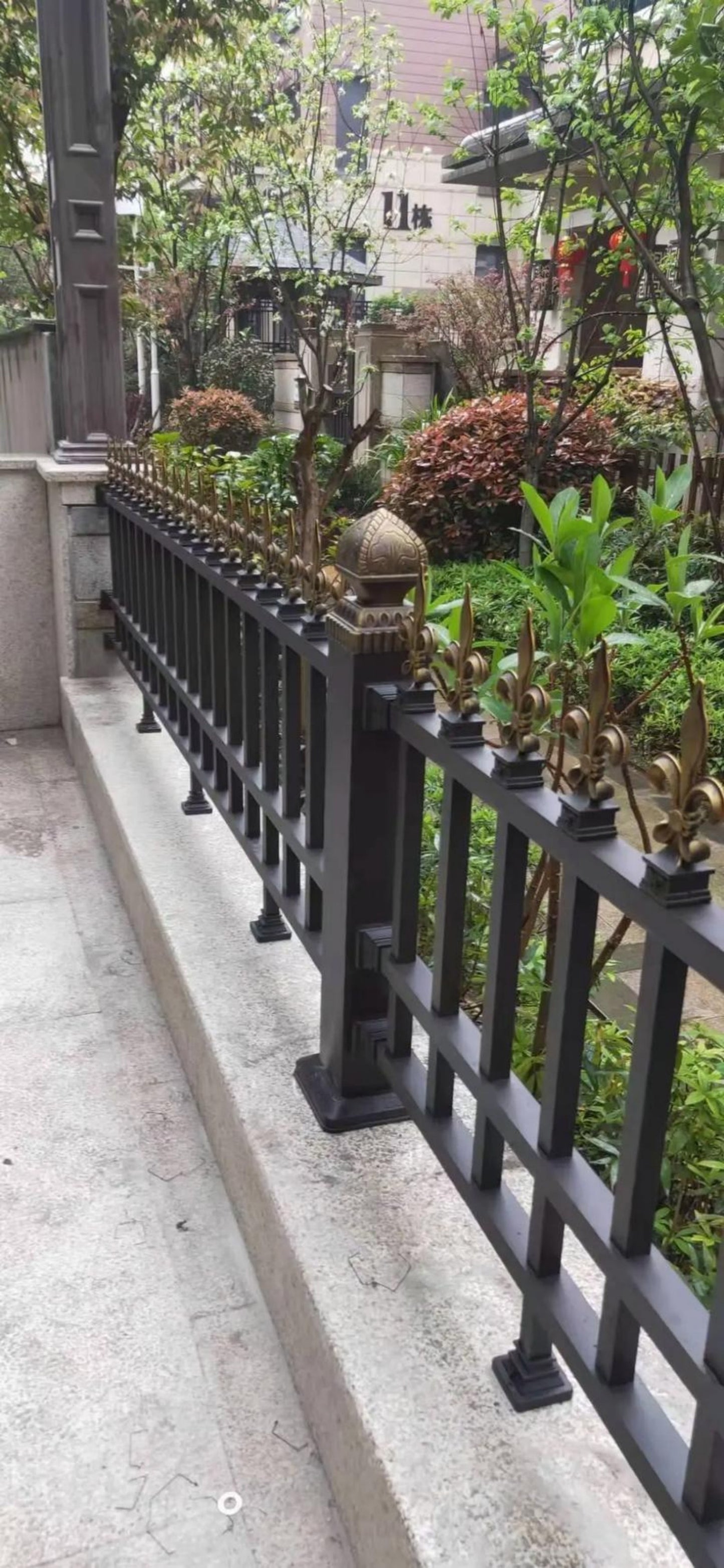 Customizable Classic Villa Iron Garden Fence