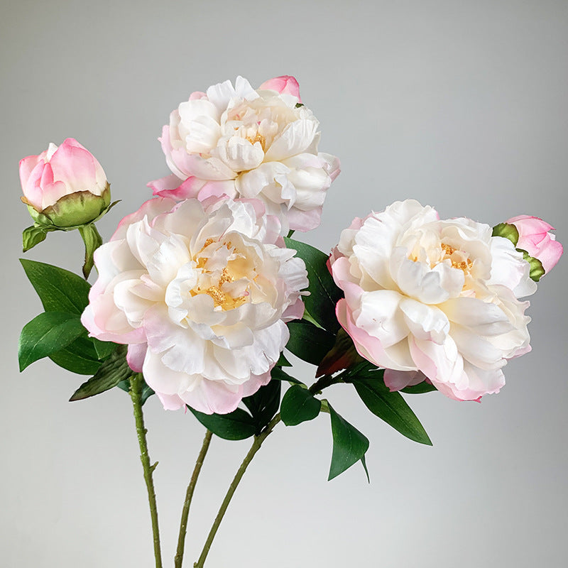 Имитация цветка пиона в гостиной