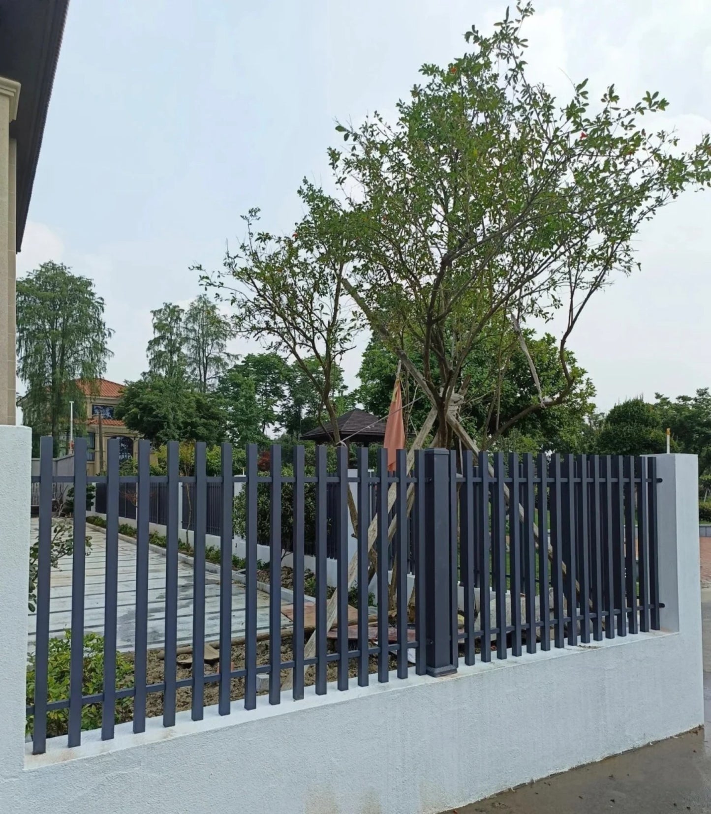 Weatherproof Anti-Rust Artistic Iron Garden Fence