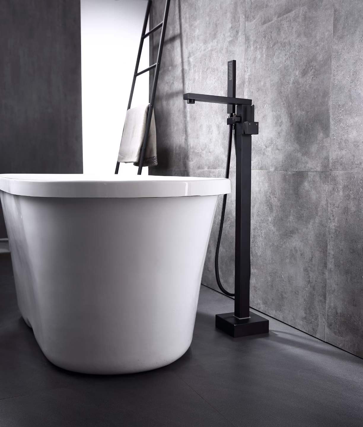 Floor-mounted Modern Bathtub Faucet 61001