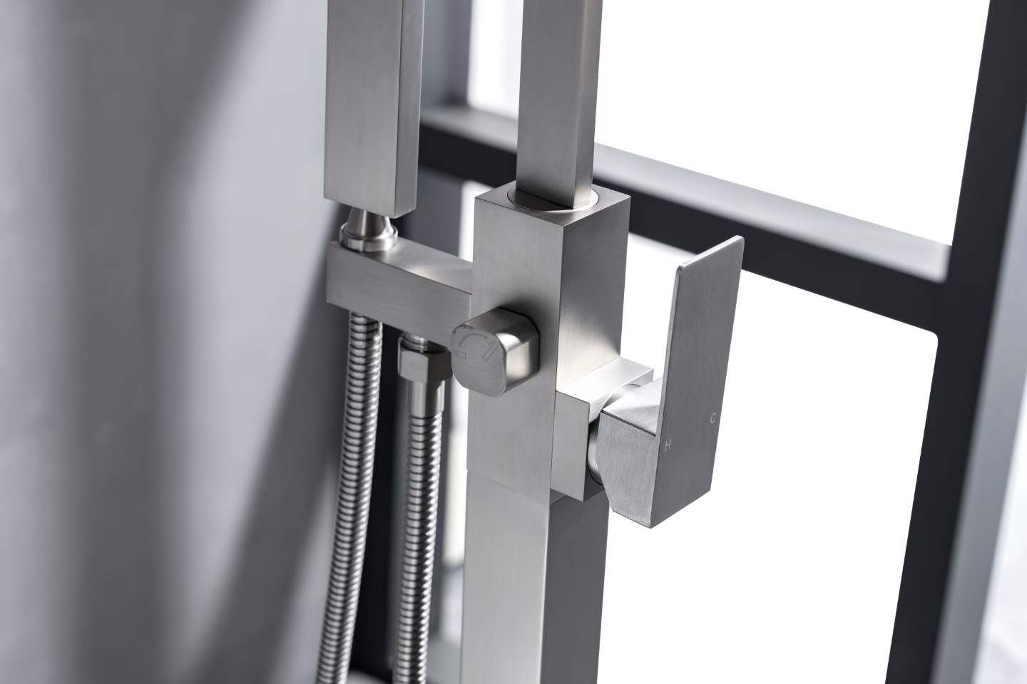 Multi-finish Modern Bathtub Faucet 61007