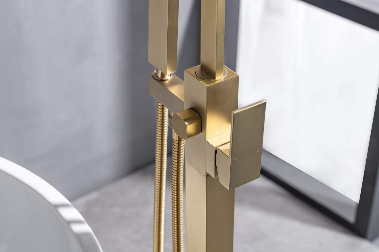 Multi-finish Modern Bathtub Faucet 61007