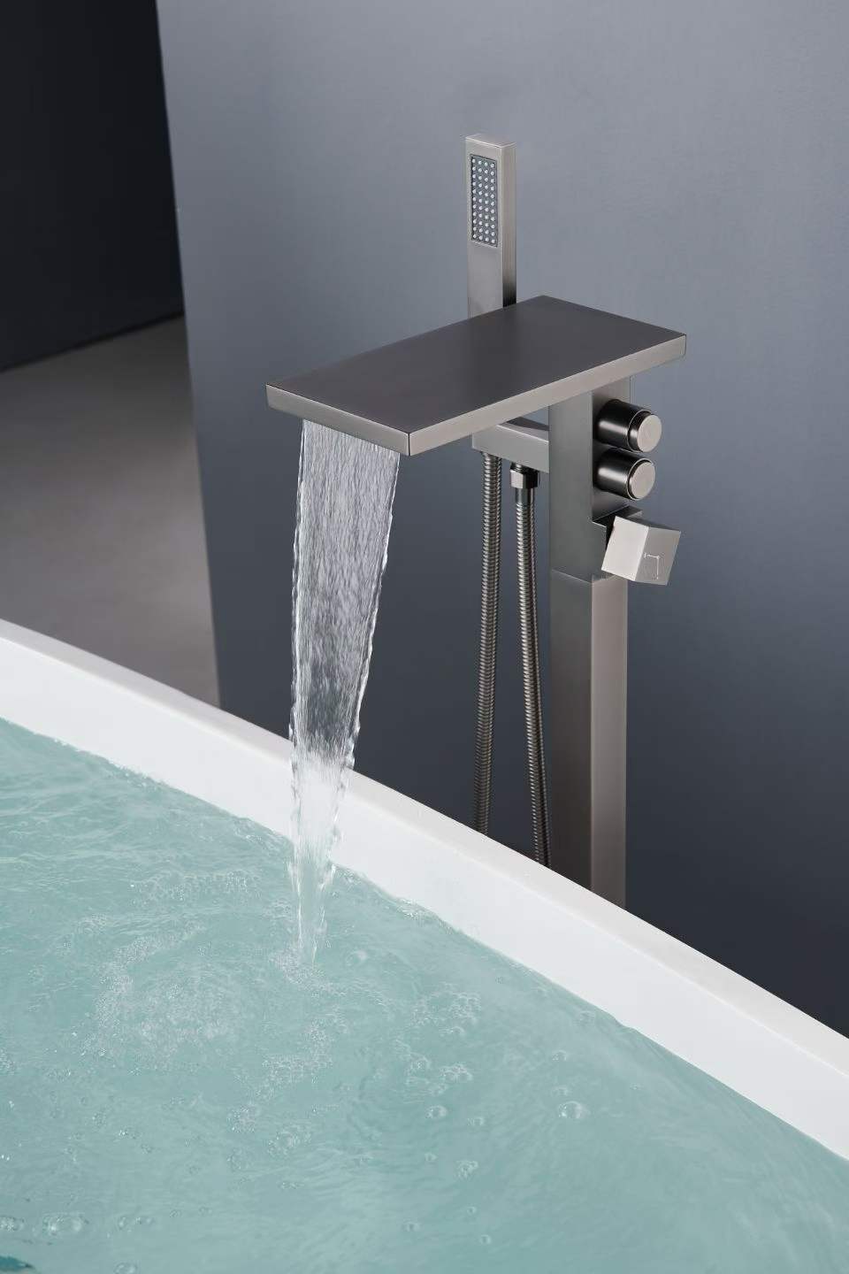 Durable Sleek Single Handle Bathtub Faucet 71002
