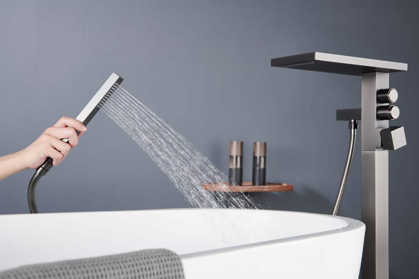 Durable Sleek Single Handle Bathtub Faucet 71002