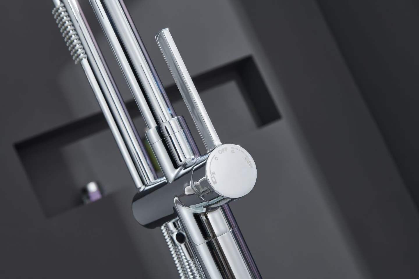 Sleek Polished Chrome Modern Bathtub Faucet 81003