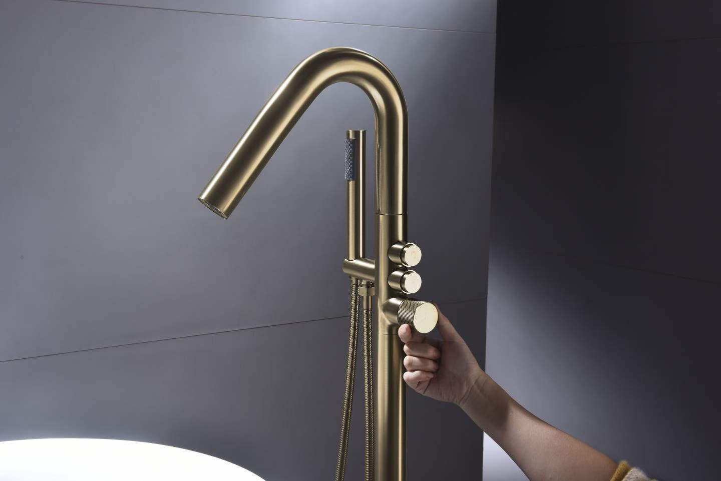 Floor-mounted Handwheel Brushed Gold Bathtub Faucet 81009