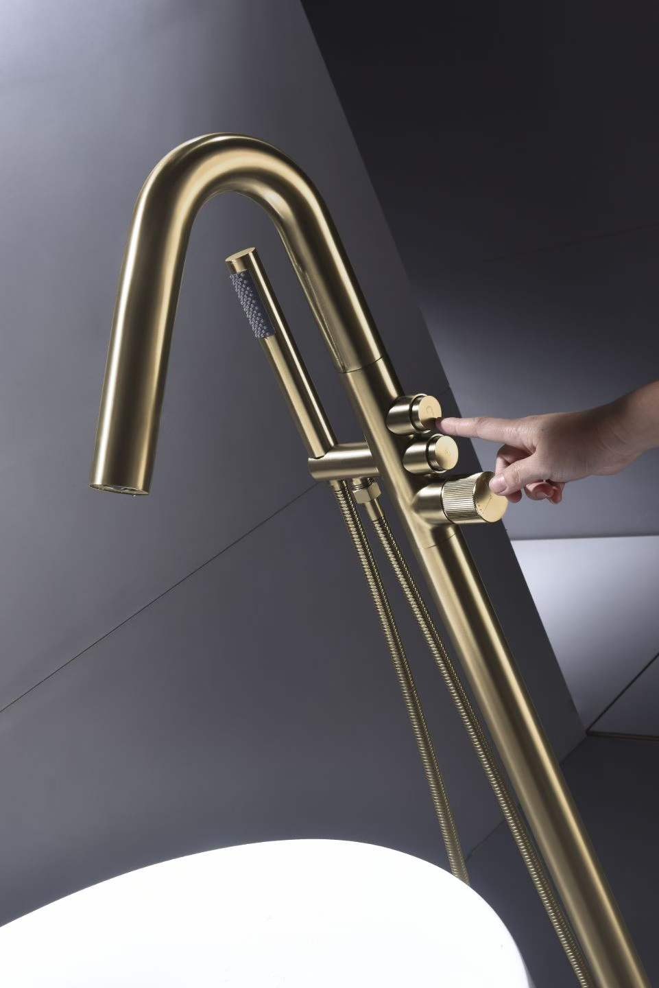 Floor-mounted Handwheel Brushed Gold Bathtub Faucet 81009