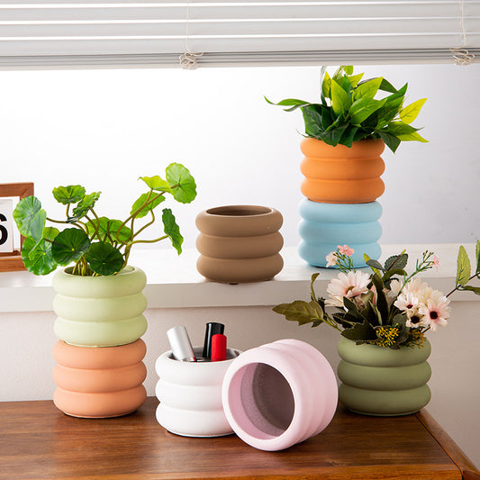 Цементная ваза, украшенная кругом