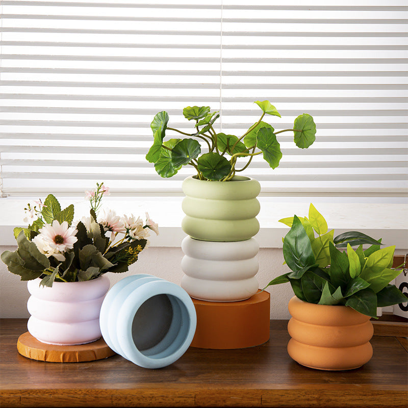 Цементная ваза, украшенная кругом