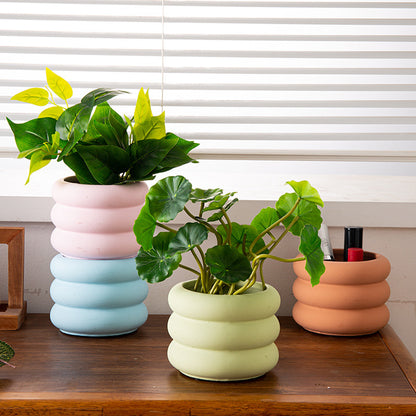 Цементная ваза, украшенная кругом