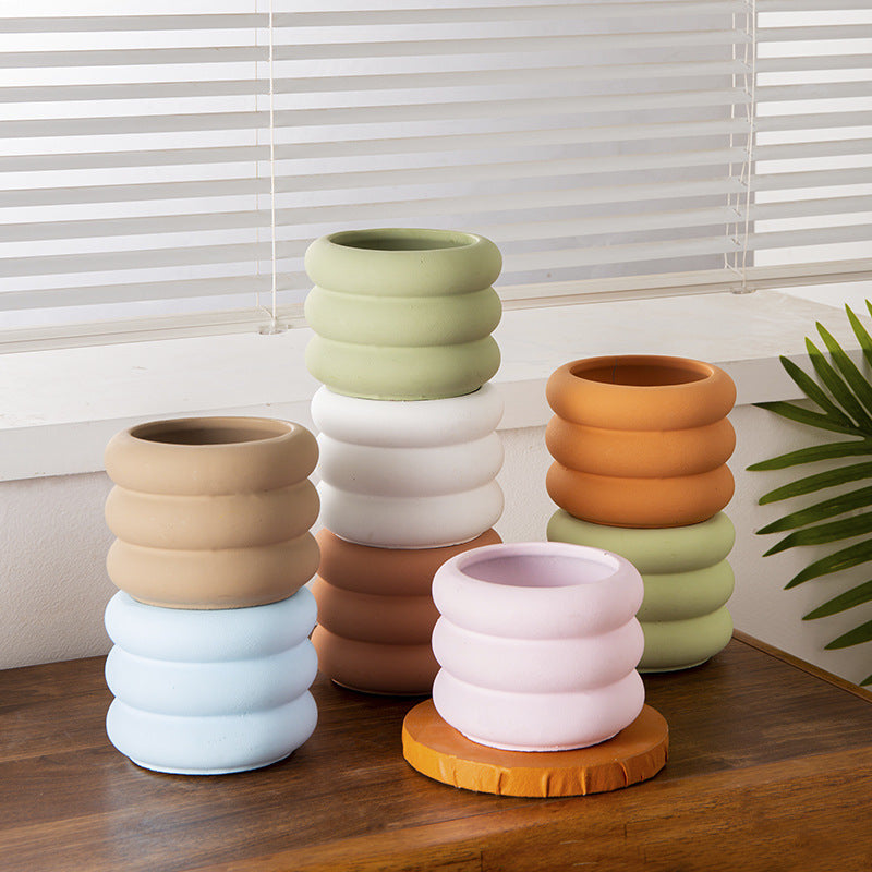 Цементная ваза, украшенная кругом