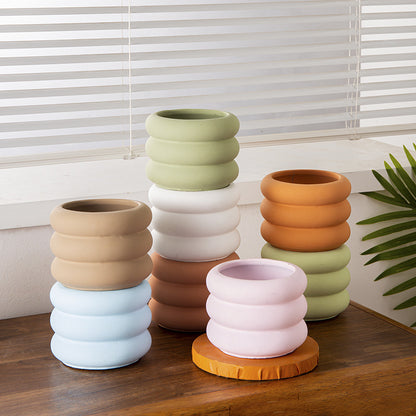 Цементная ваза, украшенная кругом