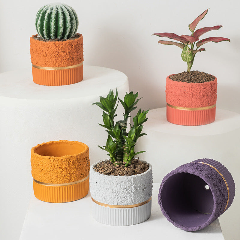 Простой цементный цветочный горшок с золотыми краями