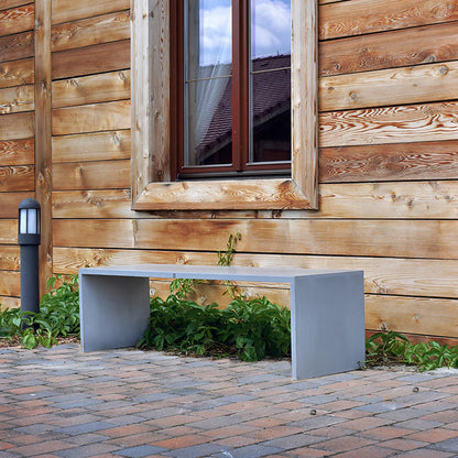 Длинная бетонная скамейка на открытом воздухе 