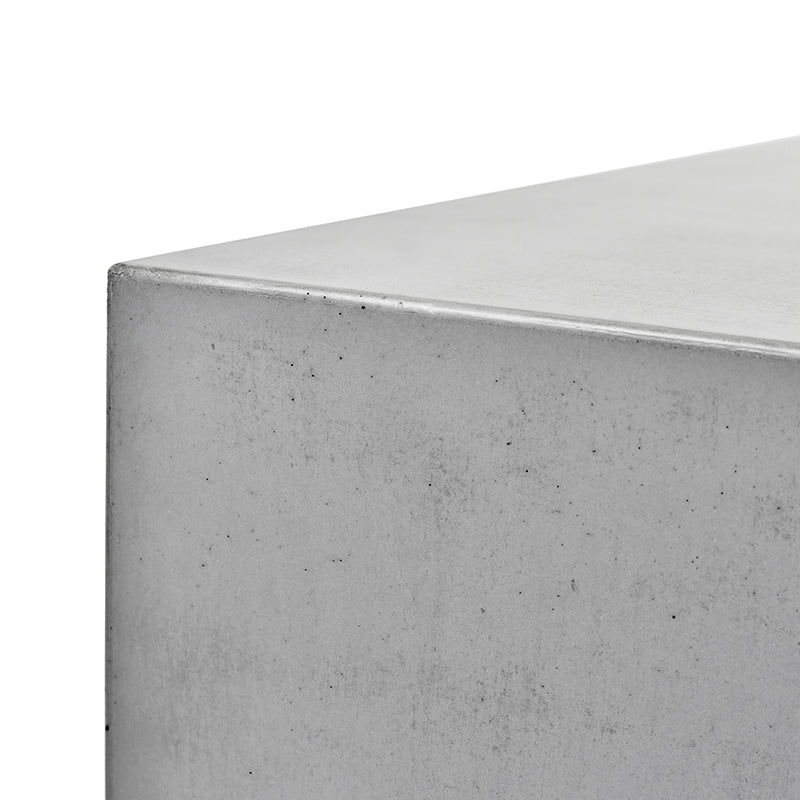 Длинная бетонная скамейка на открытом воздухе 