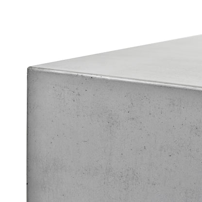 Длинная бетонная скамейка на открытом воздухе 