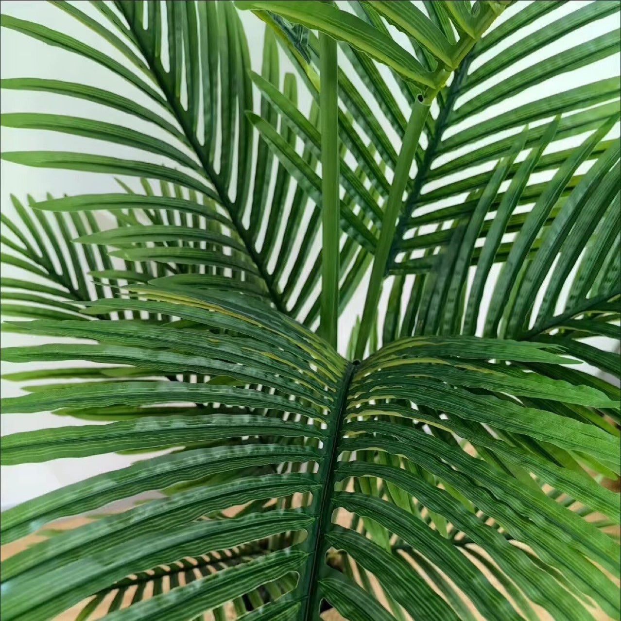 Имитация раскидистого подсолнуха в горшке с зеленым растением