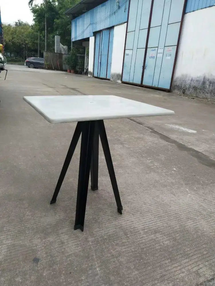 Konkreta Tablo por Ĝardeno