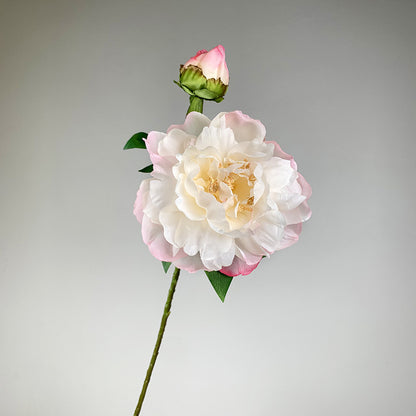 Имитация цветка пиона в гостиной