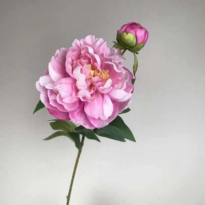 Имитация цветка пиона в гостиной